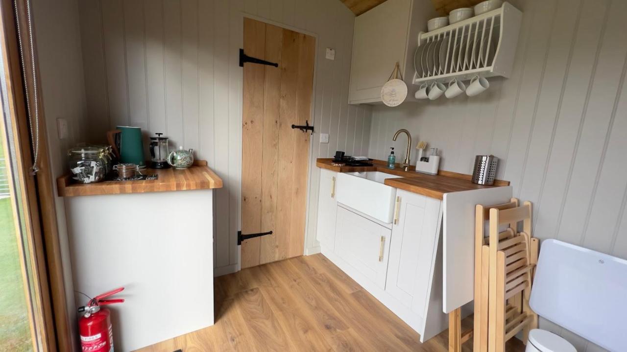 Shepherds Hut At Cedar Gables Lamberhurst Екстериор снимка