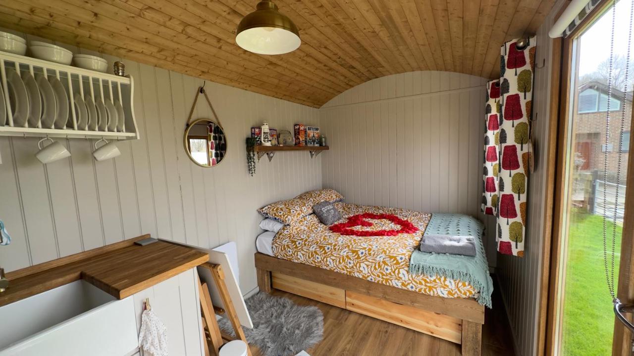 Shepherds Hut At Cedar Gables Lamberhurst Екстериор снимка